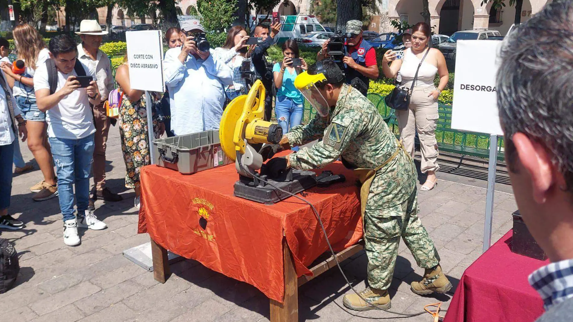 Elemento de la Sedena destruyendo un arma